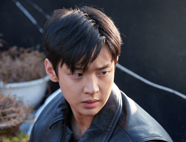 장동윤 첫 스틸, 심장 꿰뚫는 눈빛 압도