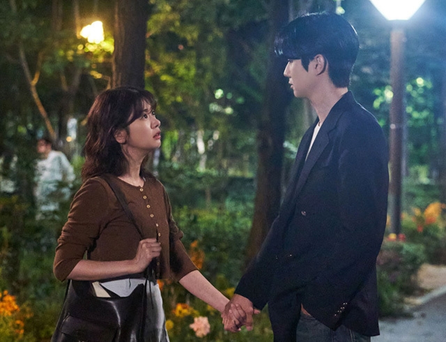 [10회 프리뷰] 최우식-정소민, 한밤 중 거리 한복판 애틋 포옹!