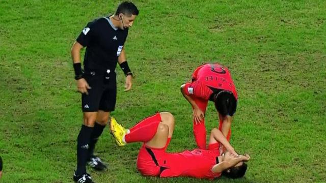 또 다시 팔꿈치 가격! 거칠어지는 수비에 쓰러지는 이영준 [대한민국 vs 이탈리아]