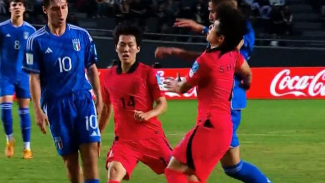 격해지는 경기! 팔꿈치에 그대로 쓰러지는 최석현 [대한민국 vs 이탈리아]