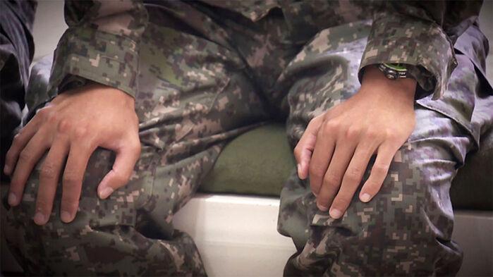  태극기 거꾸로 달고 "반갑습네다"…북한 출신 후임병 조롱