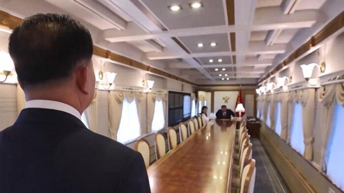김정은 보고받더니 "잘 됐어?"…방긋 웃고 옆에선 '팔짱'