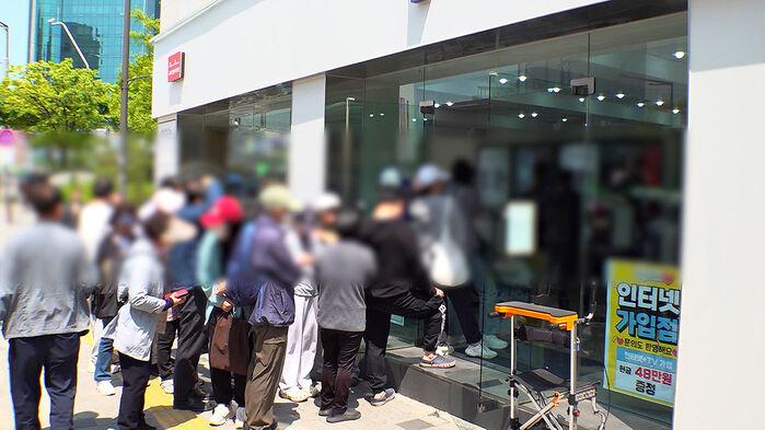 SKT "직영·대리점 신규가입 중단…판매점·온라인은 못 막아"