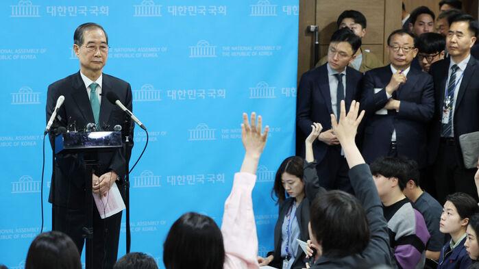 "윤 전 대통령과 절연?"…'비상계엄 책임론' 질문에 "이젠 좀"