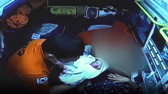 소방관도 "멘탈 나가"…달리던 구급차 세워 결국 해냈다