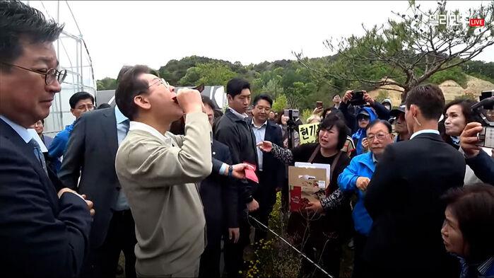 지지자가 건넨 상자에 이재명 머뭇…"또 처벌받을까 봐"