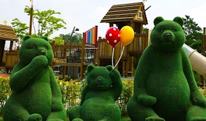 "저출산인데 '곰 세 마리'라니"…놀라운 민원에 결국 '철거'