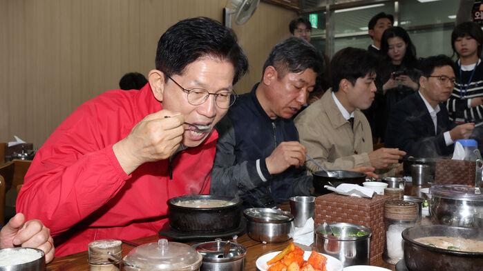 김문수 "장사되게 하겠다"…가락시장 상인들과 아침 순댓국
