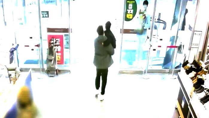 쉬는 날 마트 갔다 깜짝…경찰이 아들 안고 냅다 뛴 이유