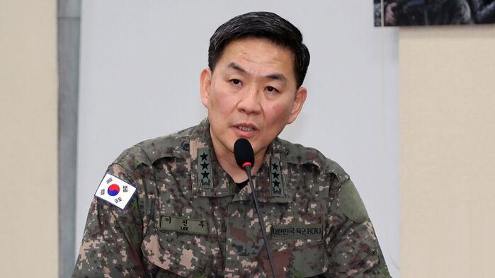 "4명이 1명 끌어내, 문 부숴"…이진우 첫 증언