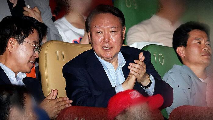영화관 나타난 윤…계엄 선포 장면에 객석서 "와!"