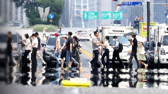 "벌써 여름 같더니"…올여름 더 덥고 비 많이 온다