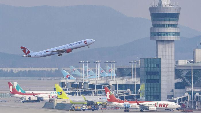 인천공항 도착 여객기…비행기에서 태어난 신생아 숨져