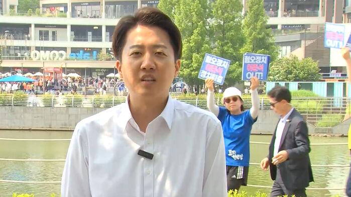 "윤석열 아웃" 이준석 뒤로 슥…파란옷 여성 지나가더니