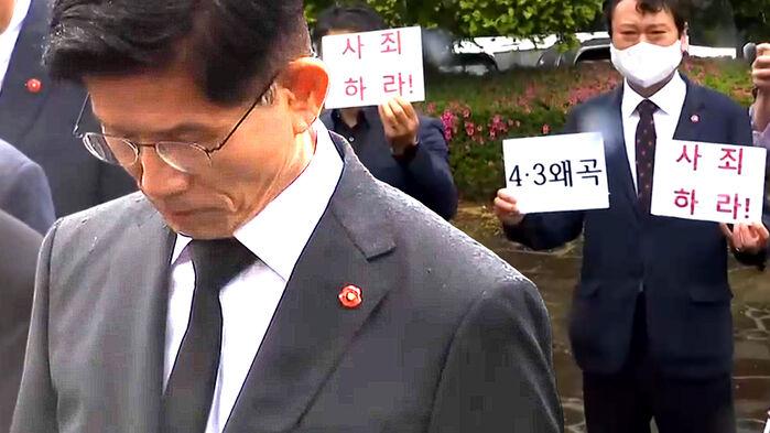 "4·3은 공산 폭동"이라더니…'20분 참배' 후 "사과 안 하나?" 질문에 "..."