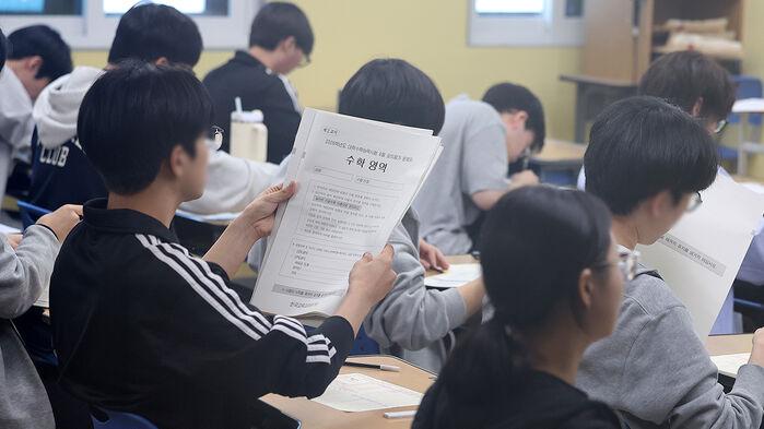 입시업계 "6월 모평 국어·수학 작년 수능 비슷"…세부평 엇갈려