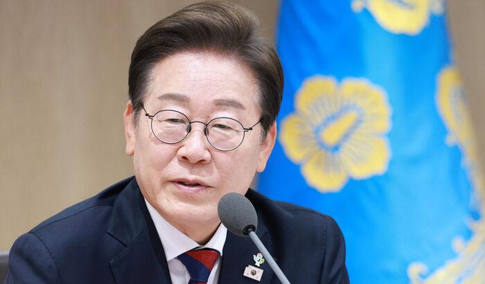 "좀 어색하죠? 웃으면서 합시다" 윤석열 정부 장관들과 첫 국무회의 