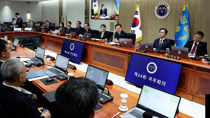 이 대통령 회의에 모두 '윤 인사들'…"어색하죠?" 하더니