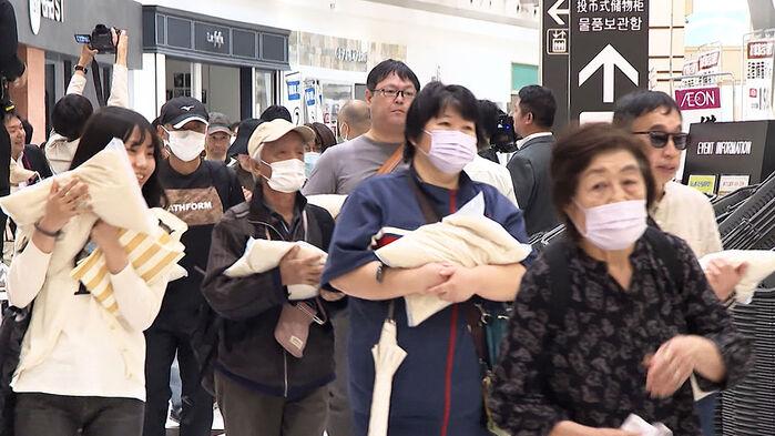 "10시간 줄섰다" 마트 오픈런…문 열자 1,000명 '우르르'