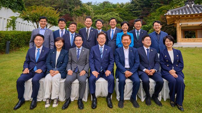 이 대통령, 민주 지도부와 만찬…"국민 삶 나아지는 게 진정한 성공"