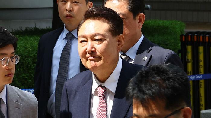 '이재명 정부' 첫 포토라인 선 윤석열…지지자들 보며 미소