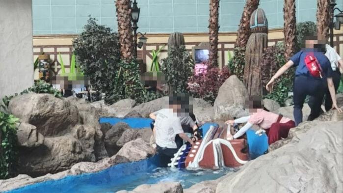롯데월드 후룸라이드 기울며 탑승객 물 빠져…운행 중지