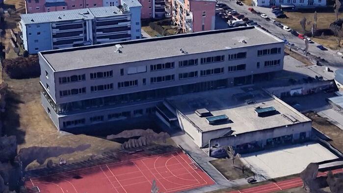 "졸업 못한 채" 고교 화장실서 숨진 20대…학생들은 벌벌