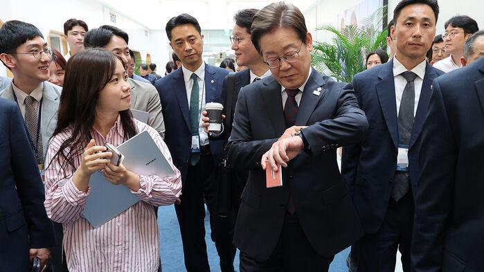 '이재명 시계' 제작 지시…이 대통령 "기대하셔도 좋다"