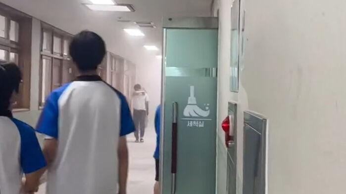 복도 퍼진 흰가루에 수업 중단…"화나서 뿌렸다" 무슨 일