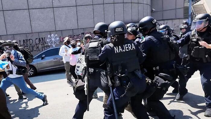 LA 일부 야간 통금에 대규모 체포…취재진에도 고무탄