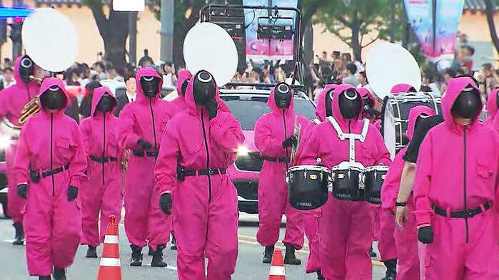서울 한복판 '오징어게임'…대형 퍼레이드 현장