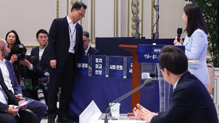 "주택 추첨 같네" 대통령 기자회견장 빵 터진 상자 정체