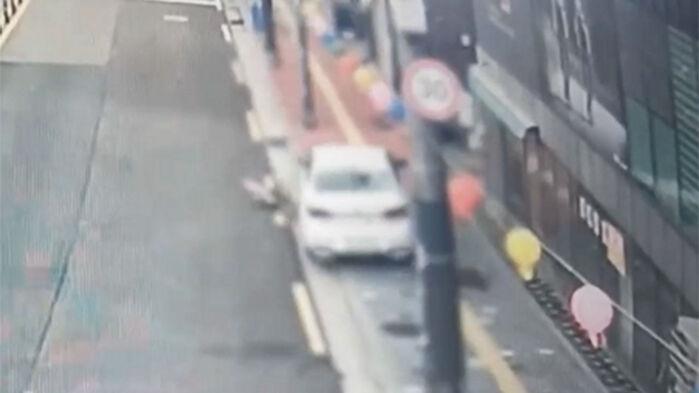 대낮 인도 돌진해 '쾅쾅'…"면허 빼앗아야" 공분