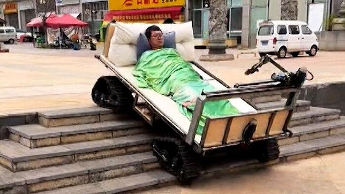 누워서 이동한다…산길도 거뜬 '침대 자동차'