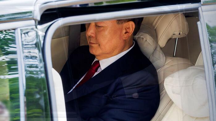 굳은 얼굴의 윤…초유의 전·현직 대통령 영장 심사