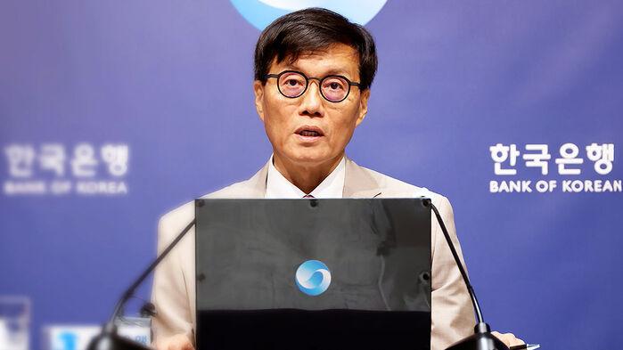 집값 과열에 금리 동결…"해피엔딩 금방 올지 모르겠다"