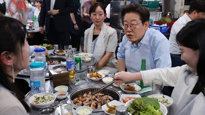 이 대통령 "골목이 살아야 경제가 산다…외식 동참해달라"