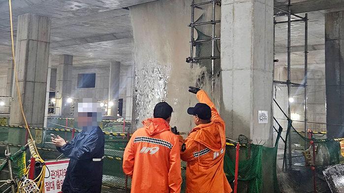 5만 톤 고여 '물바다'…곳곳 잠기고 싱크홀도