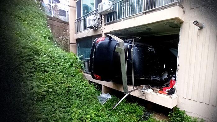 베란다 뚫고 거실 돌진…부엌에 있던 노부부 봉변