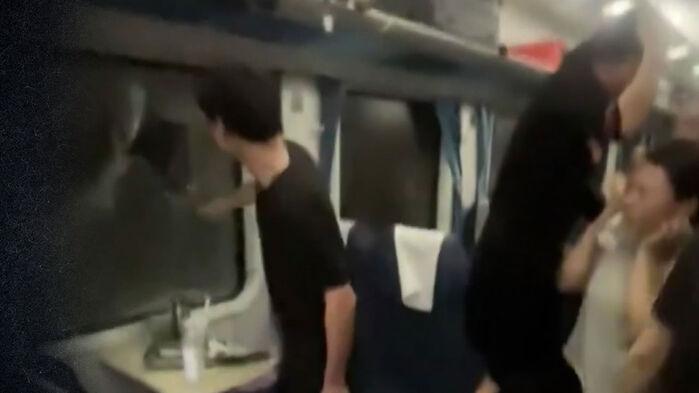 "왜 안 열어!"…참다못한 승객들 망치 들고 '쾅쾅'