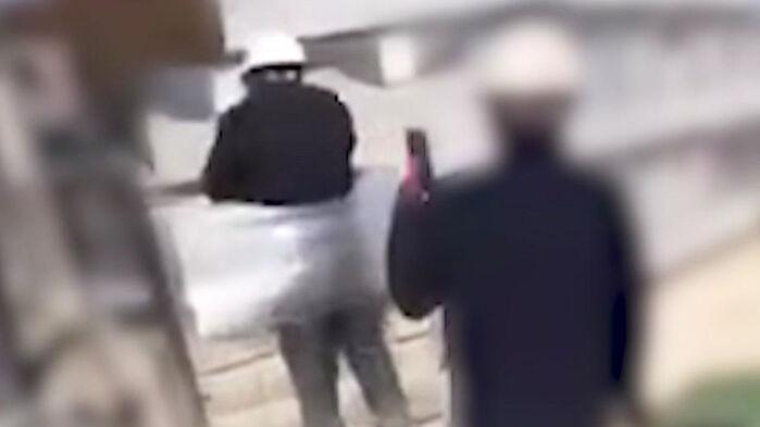 "집 사고 결혼하려고" 참았지만…지게차 조롱 이후 '추방 위기' 