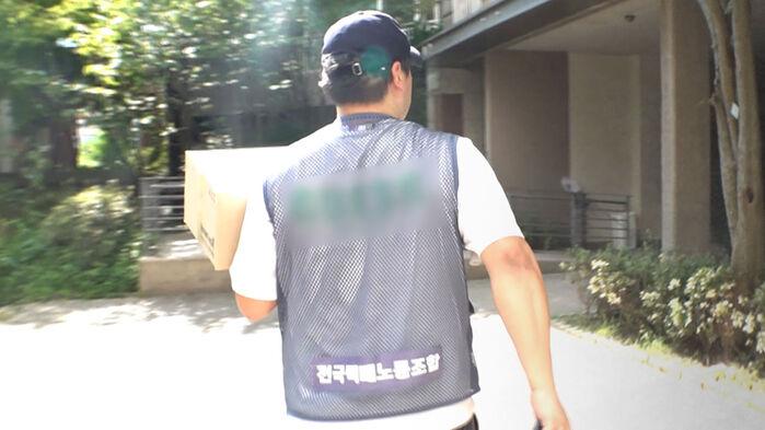 "금방 다 녹아" 땀 줄줄…폭염에도 버텨야 하는 사람들
