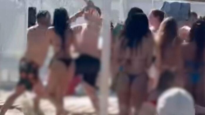 "이 노래를 왜" 수영복 입고 뒤엉켜 '퍽퍽'…집단 몸싸움