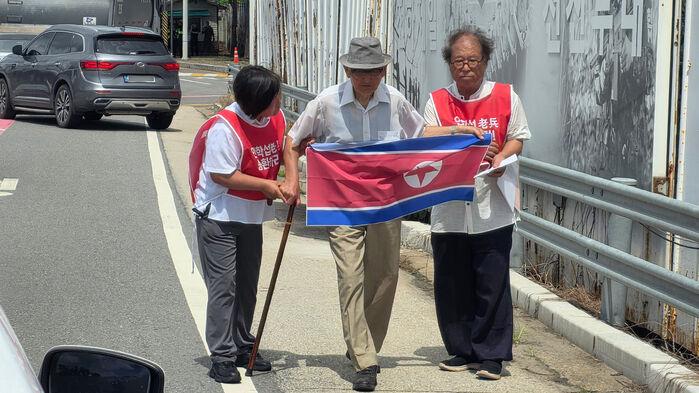 인공기 들고 "북한 가겠다"…통일대교 진입하던 중 결국