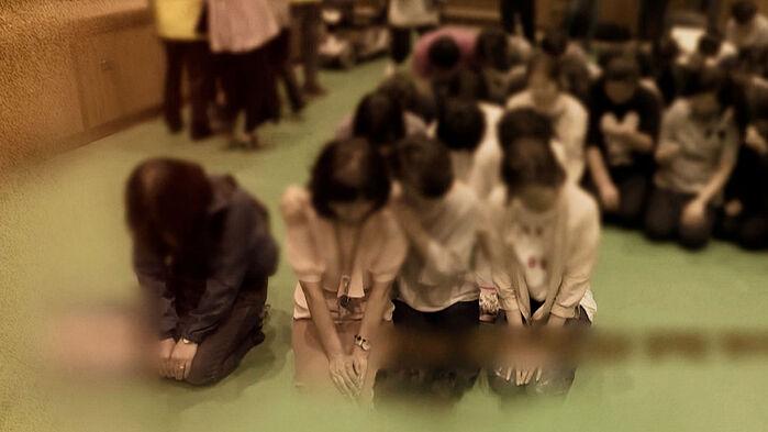 또 무릎 꿇은 학부모들…"차 안에서 경기한 적도" 무슨 일