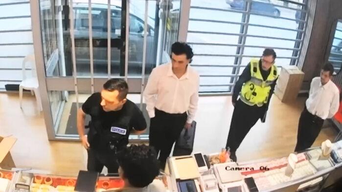 "뒤로 돌아" 대뜸 수갑 채우고…경찰인 척 보석 '탈탈'