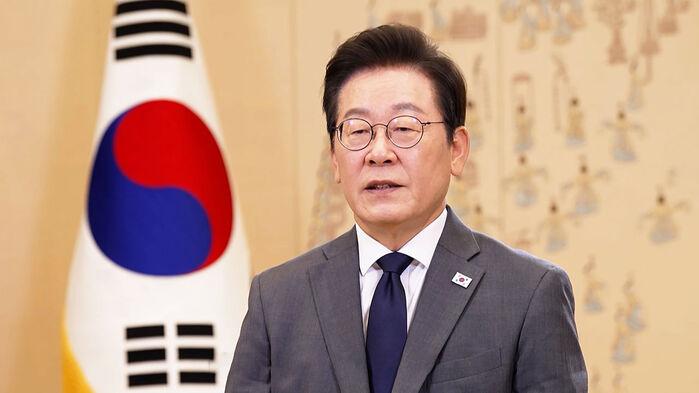 이 대통령 "낡은 방송 광고·편성 규제 고칠 것"