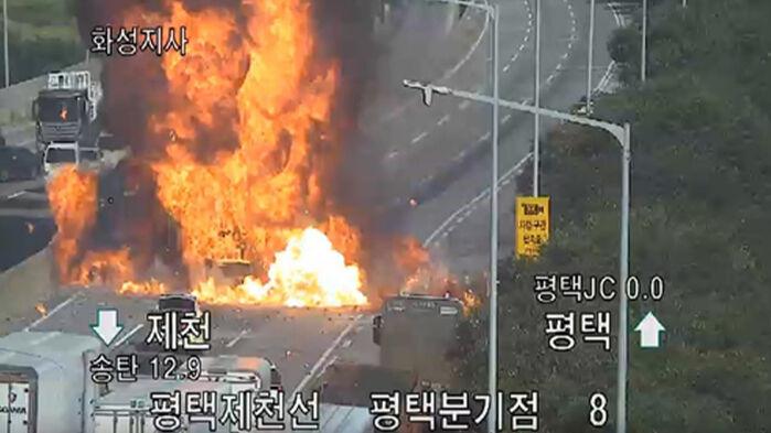 평택제천고속도로서 4중 추돌 후 적재물 폭발 사고…2명 숨져