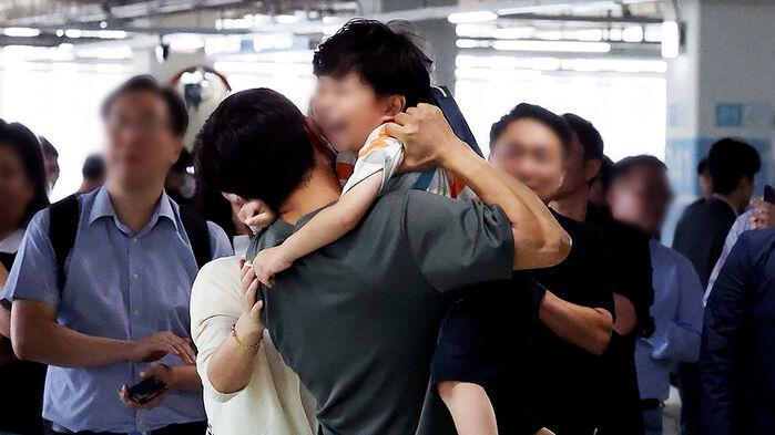 눈물의 상봉장 된 인천공항…"가족 보니 좋습니다" 포옹