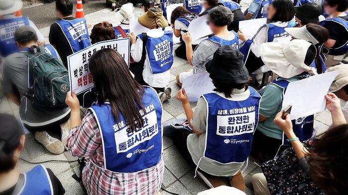 결국 무릎까지 꿇은 학부모…"가결됐습니다" 순간 울컥